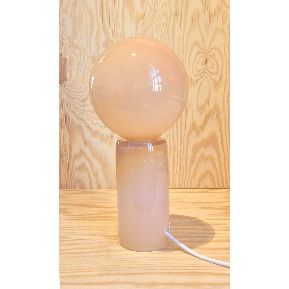 Mo, lampa. färg mokassin, hög, vit sladd. ( benämns som nr.7 )