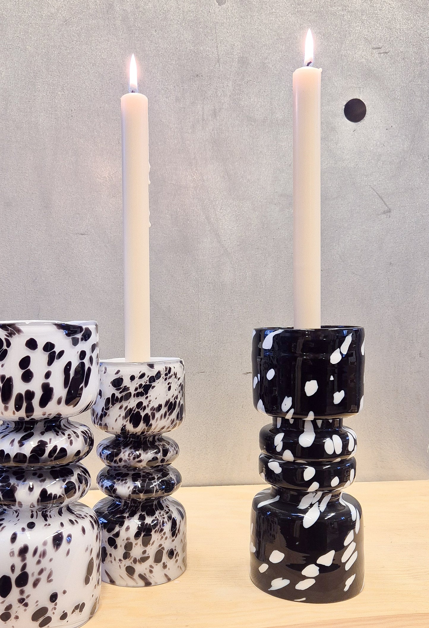 ljusstake Duo, stor. svart med vita prickar