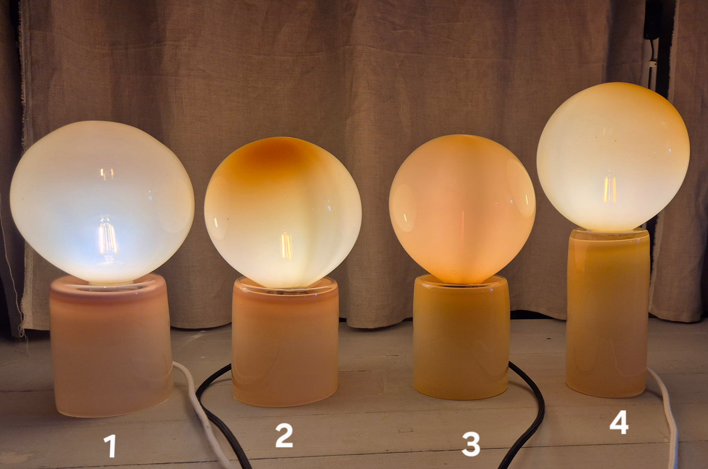 Mo, lampa. färg mokassin, hög, vit sladd. ( benämns som nr.4 )