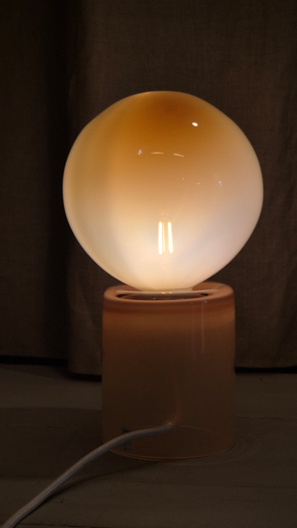Mo, lampa. låg, färg mokassin, vit sladd. (benämns som nr.1 )