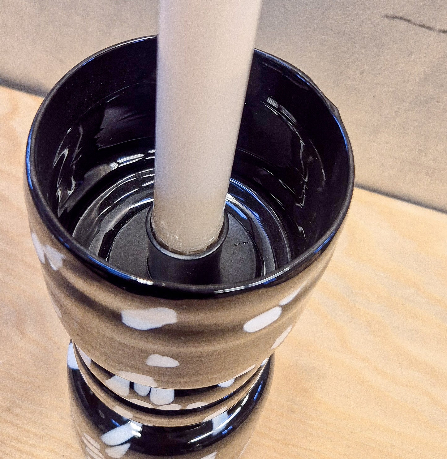 ljusstake Duo, stor. svart med vita prickar