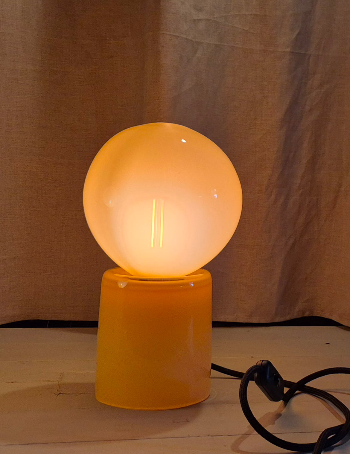Mo, lampa. färg ockra, låg, svart sladd. ( benämns som nr.6 )