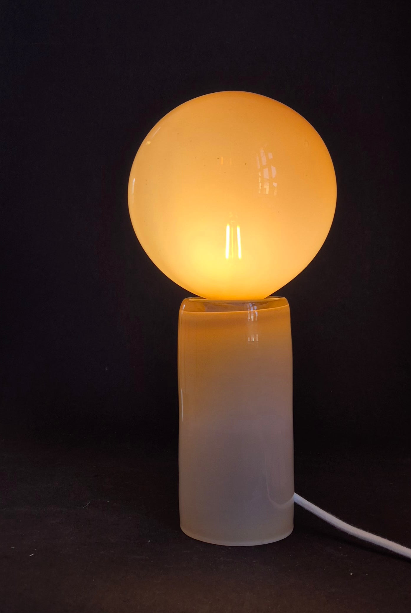 Mo, lampa. färg mokassin, hög, vit sladd. ( benämns som nr.7 )
