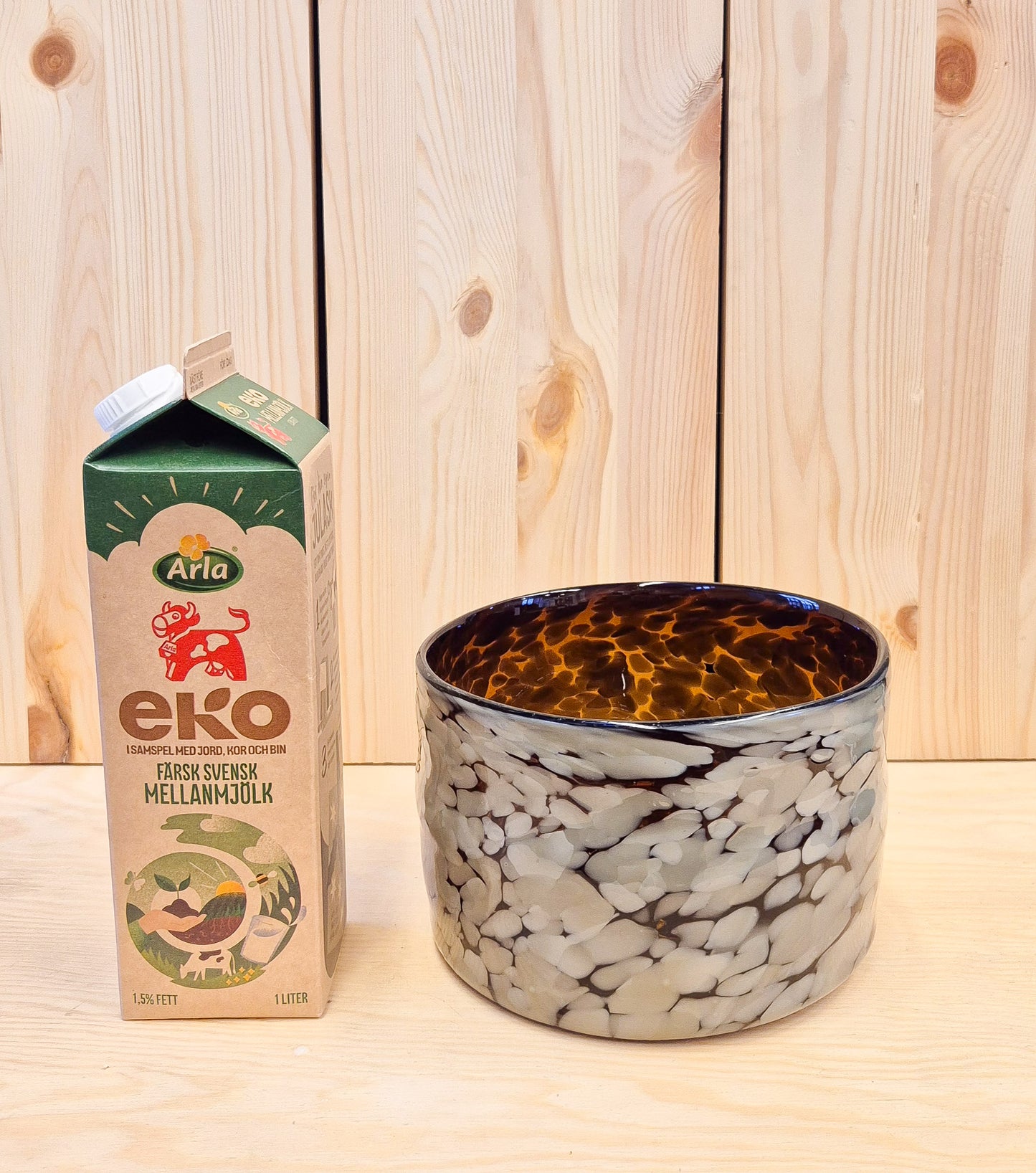 Skål, brun och grå