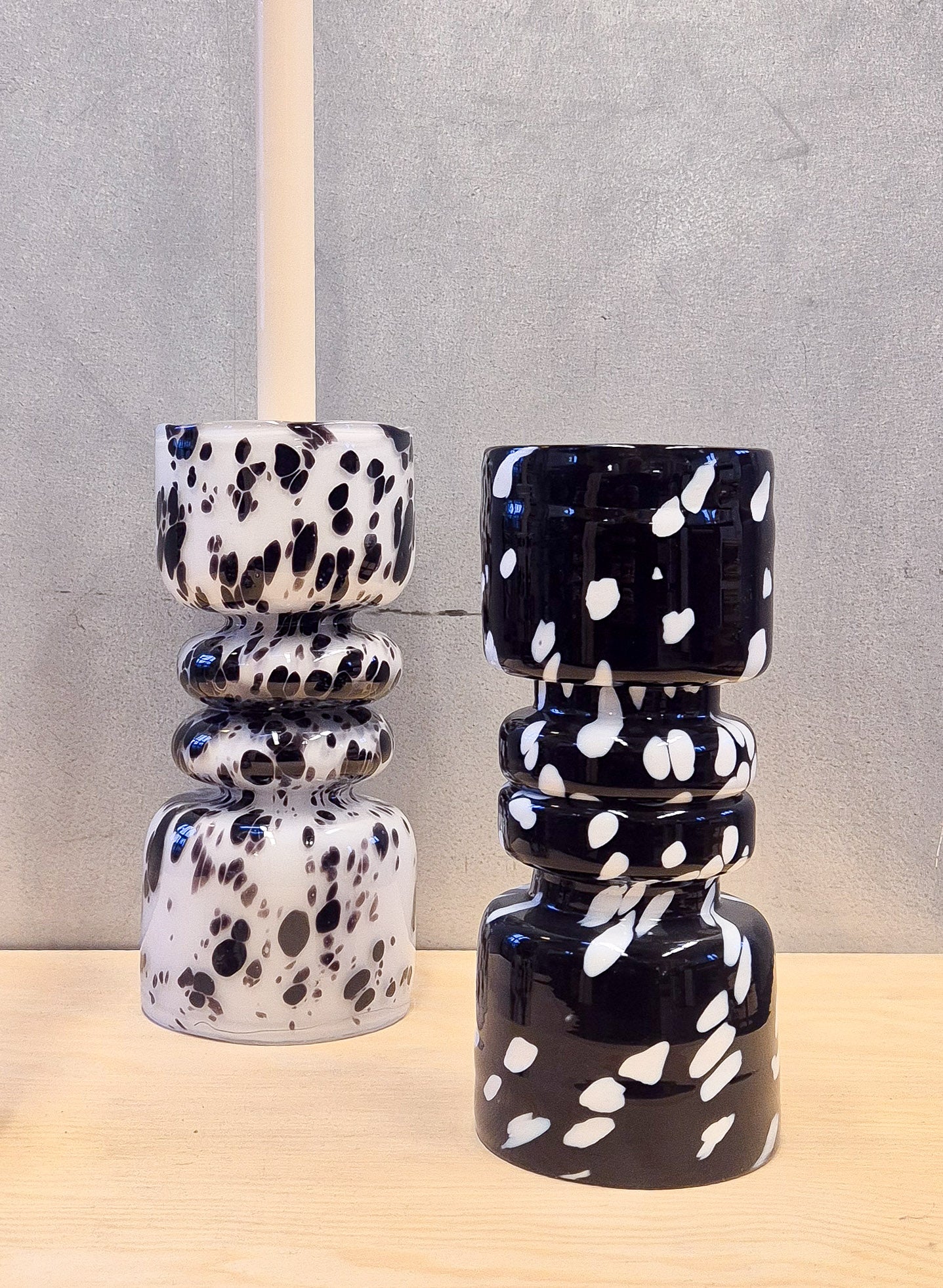 ljusstake Duo, stor. svart med vita prickar