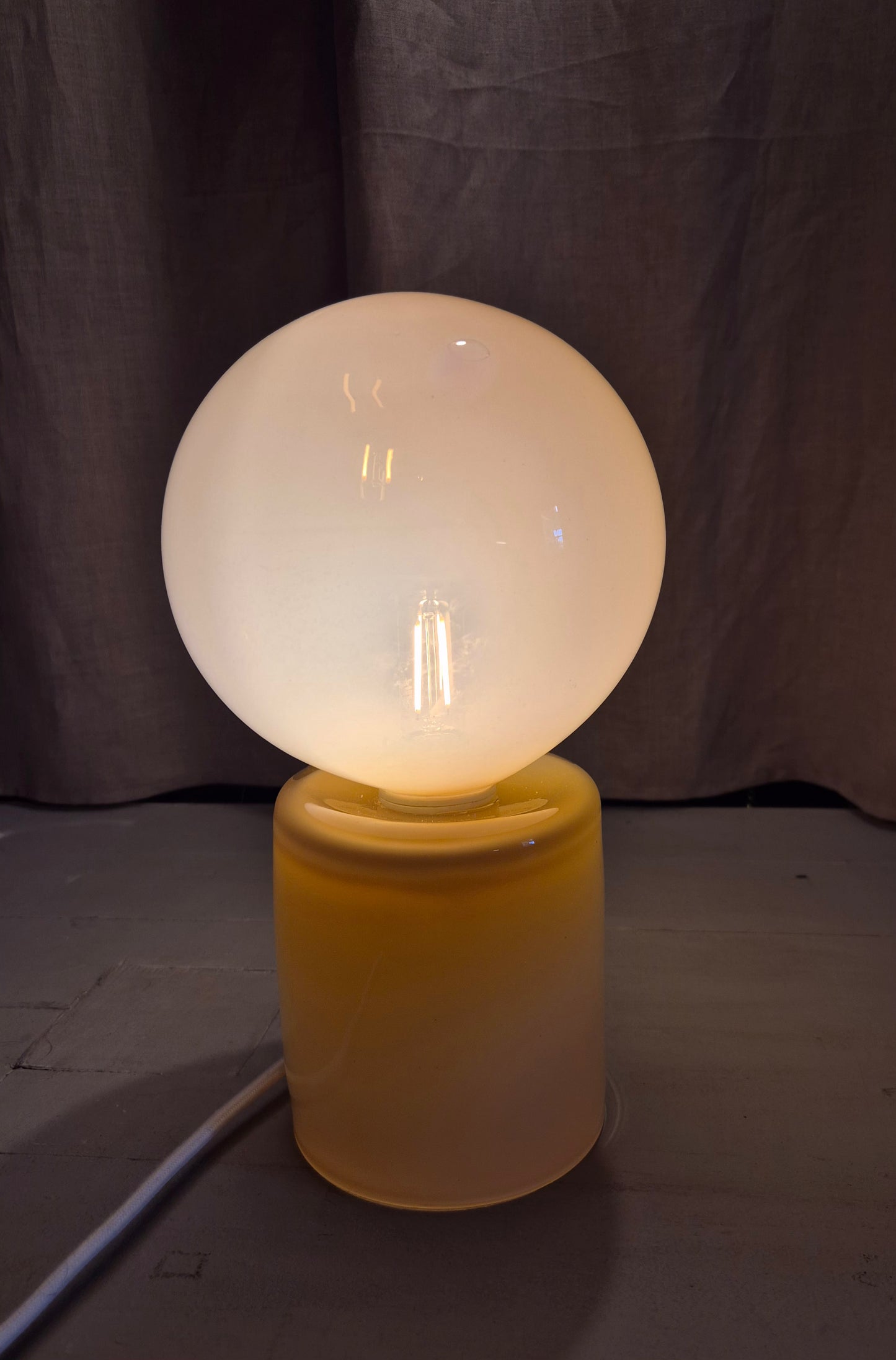 Mo, lampa. färg mokassin, låg, vit sladd. ( benämns som nr.5 )