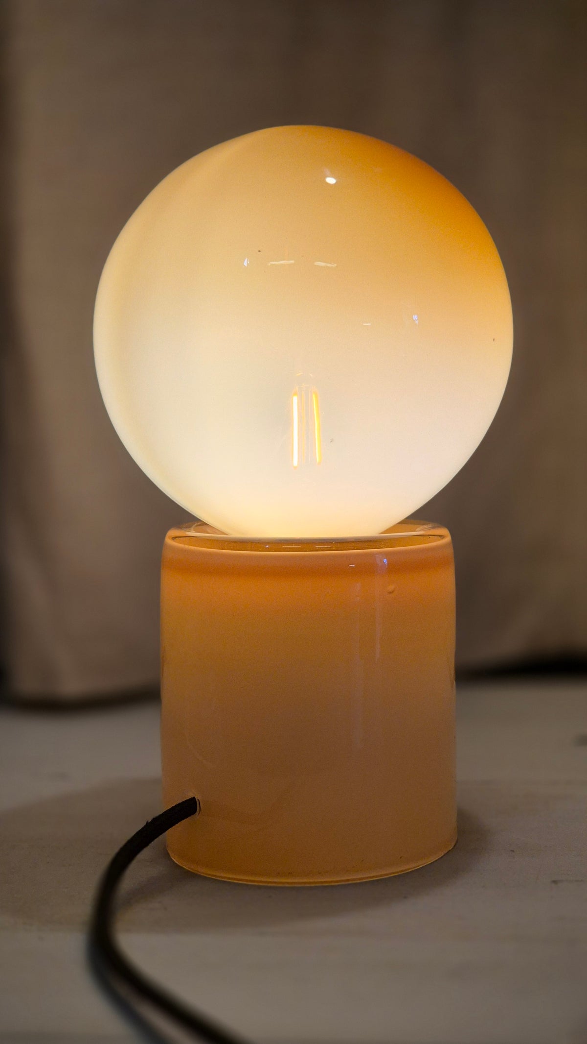 Mo, lampa. färg mokassin, låg, svart sladd( benämns som nr.2 )