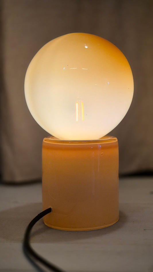 Mo, lampa. färg mokassin, låg, svart sladd( benämns som nr.2 )