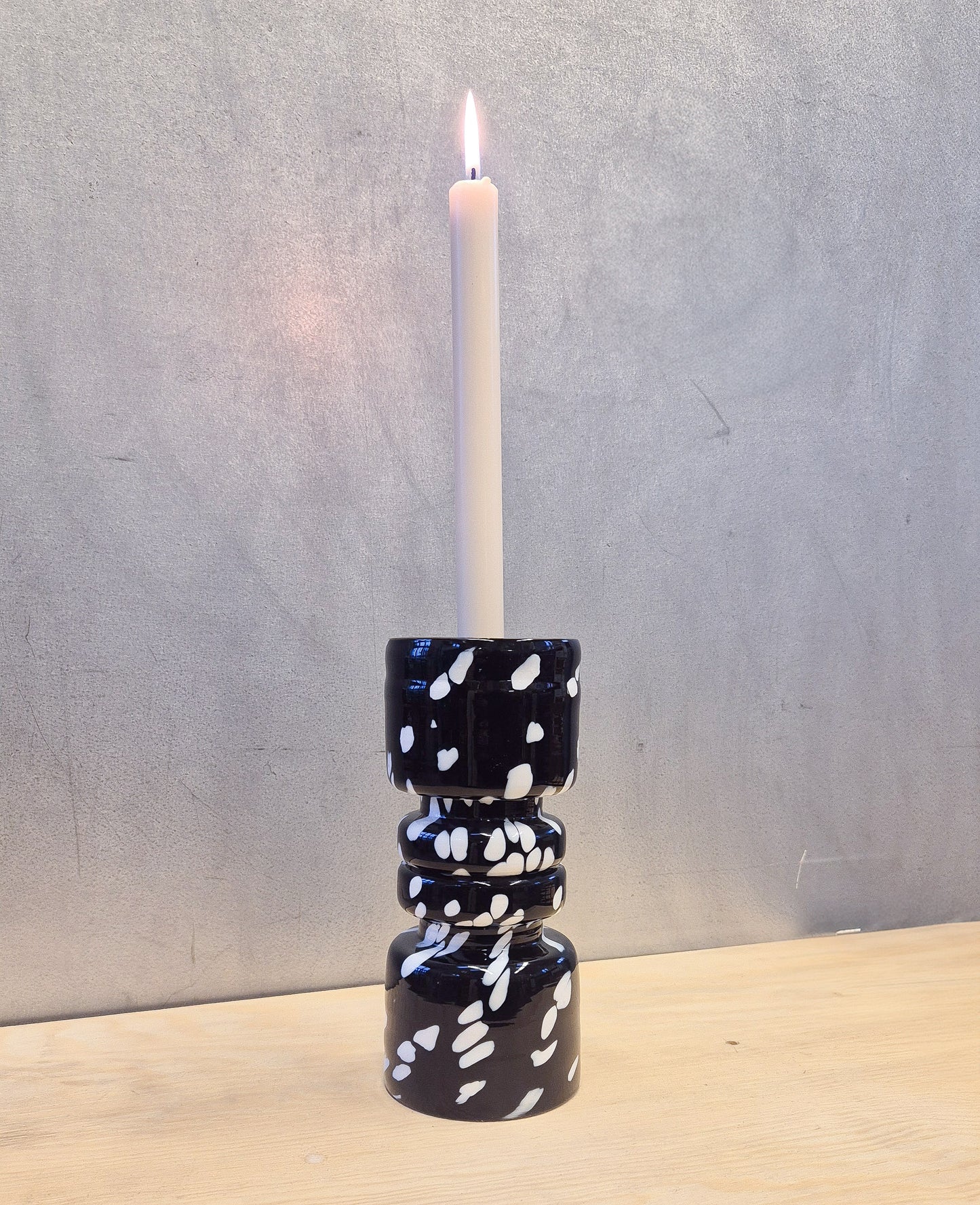 ljusstake Duo, stor. svart med vita prickar
