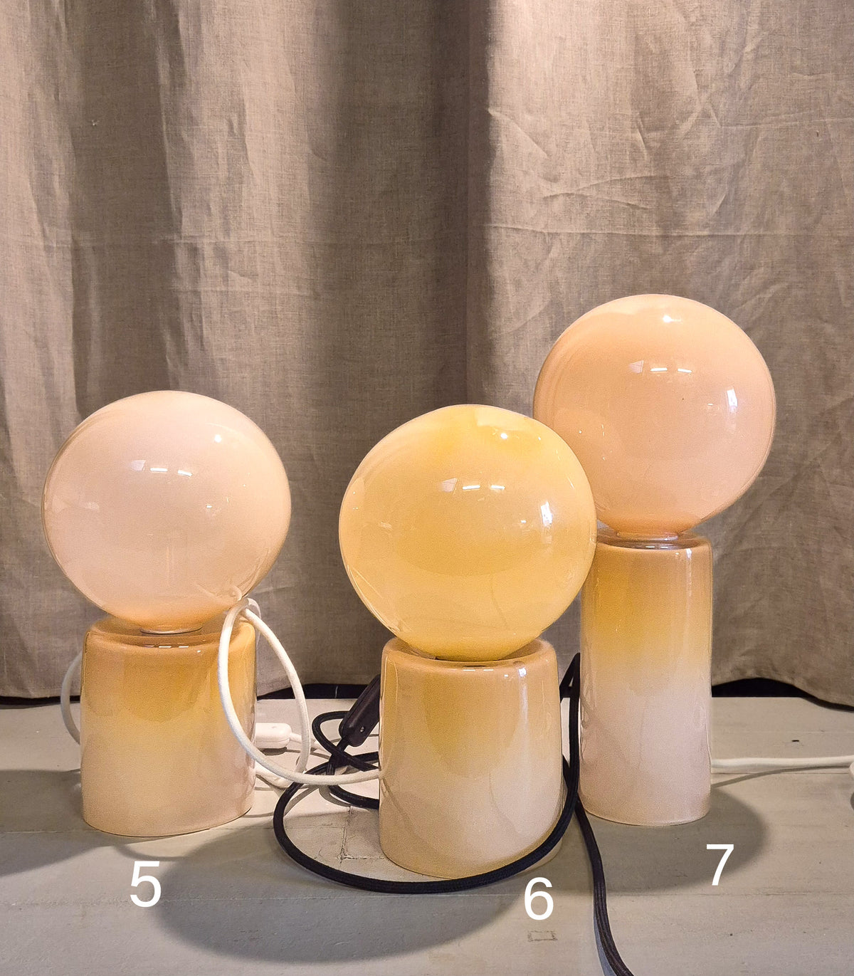 Mo, lampa. färg mokassin, hög, vit sladd. ( benämns som nr.7 )