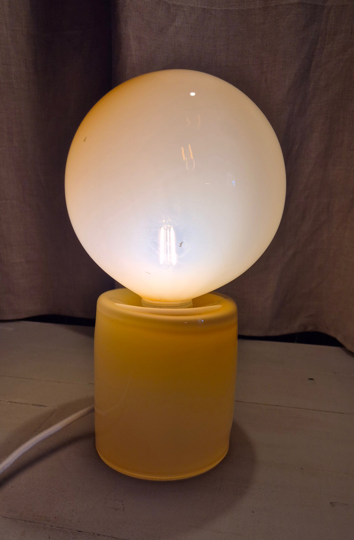 Mo, lampa. färg mokassin, låg, vit sladd. ( benämns som nr.5 )
