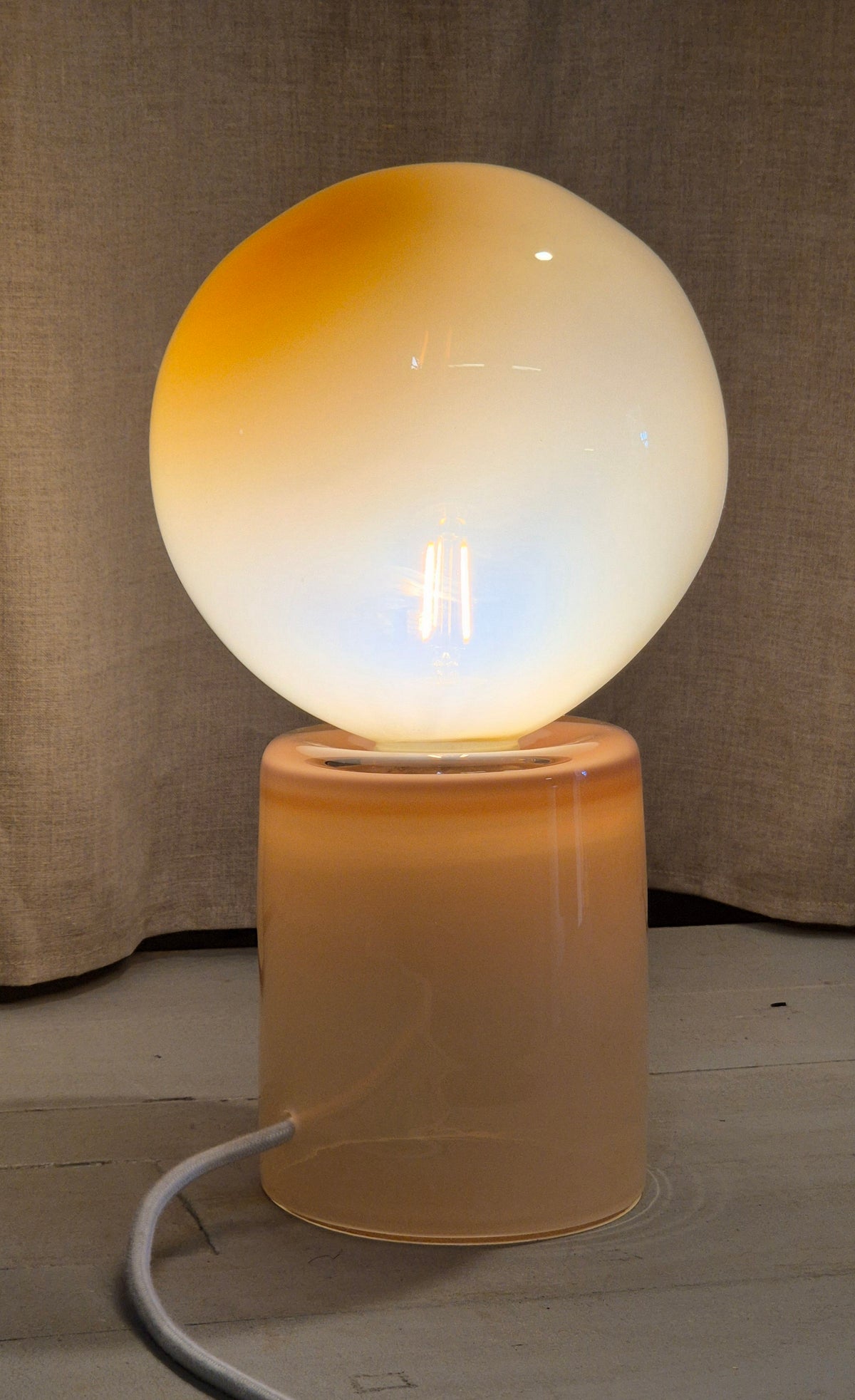 Mo, lampa. låg, färg mokassin, vit sladd. (benämns som nr.1 )